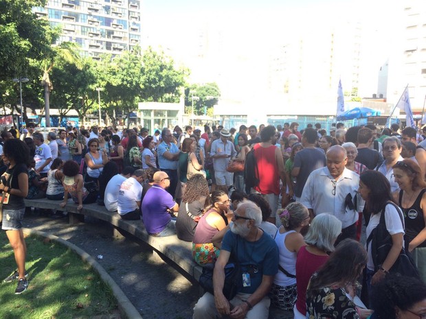 Profissionais da educação se concentram em protesto no Largo do Machado (Foto: Matheus Rodrigues/G1)