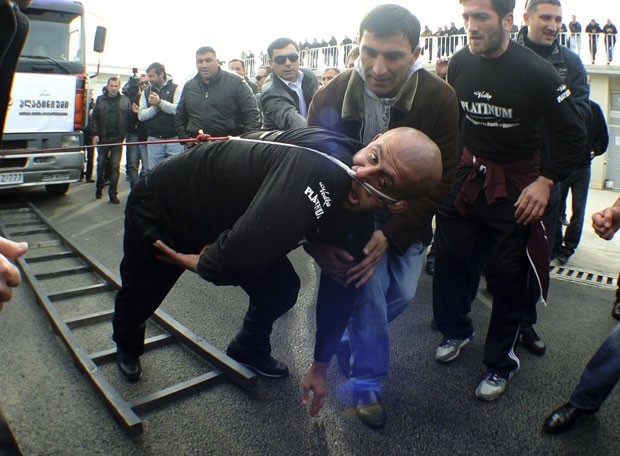 Em novembro de 2012, o georgiano Lasha Pataraia puxou um caminhão de oito toneladas com a orelha em Rustavi, na Geórgia, e entrou para o Guinness, livro dos recordes. O esportista de 32 anos arrastou o veículo por 21,5 metros (Foto:  Irakli Gedenidze/Reuters)