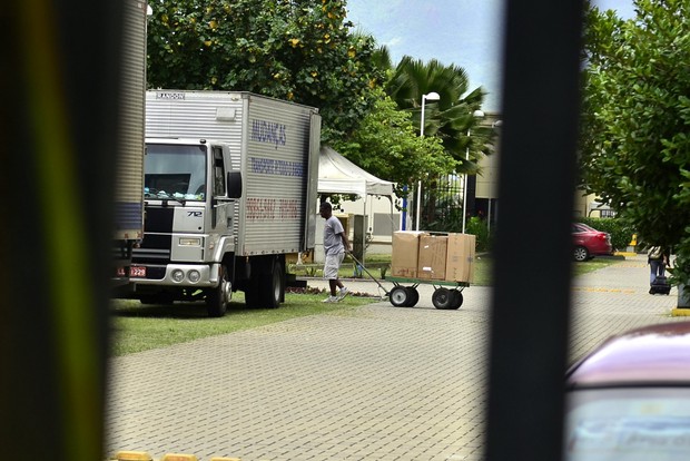 Mudança da Rayane Moraes, saindo da casa de Douglas Sampaio (Foto: Roberto Teixeira / EGO)