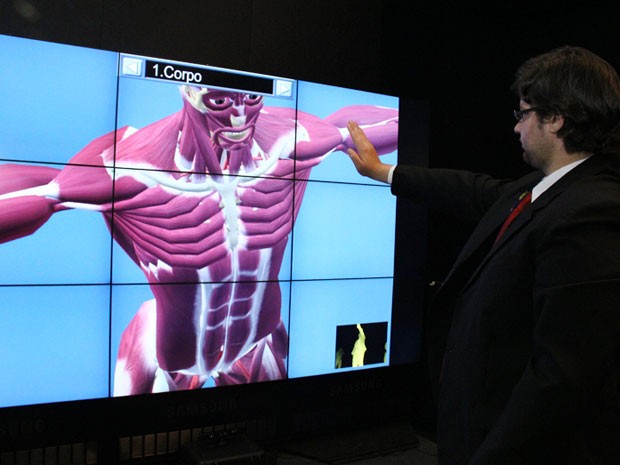 Corpo humano projetado recebe os comandos gestuais (Foto: Mauricio Burimb/ Divulgação)