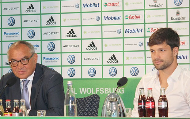 Diego e o presidente do wolfsburg (Foto: Divulgação / Site oficial do wolfsburg)