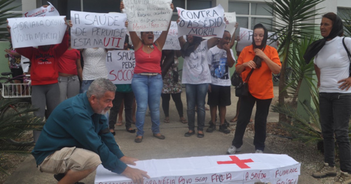 Moradores protestam em frente ao AME e à UPA de Peruíbe, SP - Globo.com