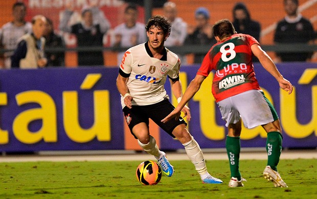 alexandre pato corinthians correa portuguesa brasileirão 2013 (Foto: Marcos Ribolli / Globoesporte.com)