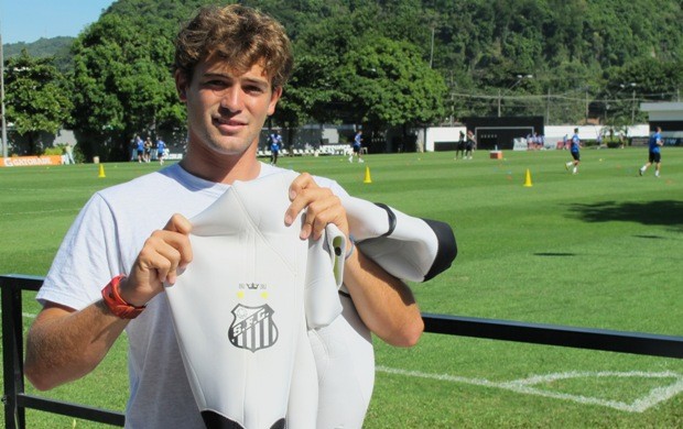 Surfista Alejo Muniz visita o CT Rei Pelé em Santos (Foto: Lincoln Chaves / Globoesporte.com)