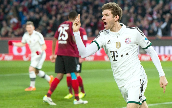 Thomas Muller comemoração gol do Bayern de Munique contra  Hannover (Foto: Reuters)