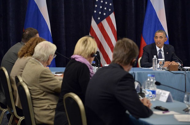 O presidente dos EUA, Barack Obama, durante encontro com representantes da sociedade civil russa nesta sexta-feira (6) em hotel em São Petersburgo (Foto: AP)