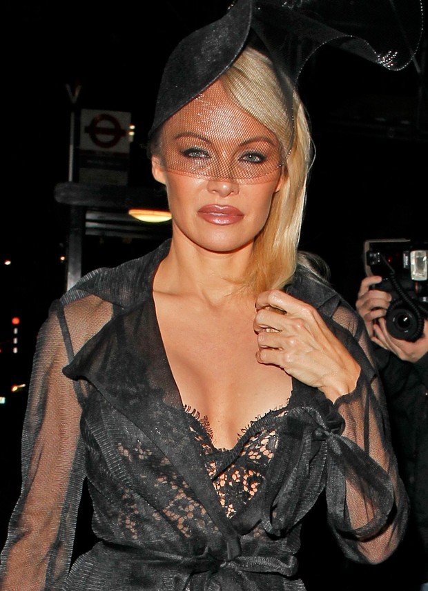 Pamela Anderson usa look sensual em noite de frio em Londres (Foto: Akm)
