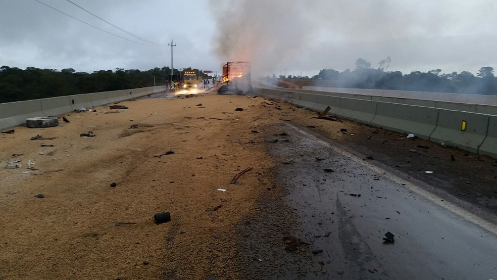 Rodovia foi interditada logo apÃ³s o acidente entre as duas carretas (Foto: PRF-MT/DivulgaÃ§Ã£o)