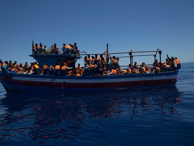 Barco de madeira com migrantes que tentavam chegar à Europa vindos da Líbia (Foto: Anna Surinyach/MSF)