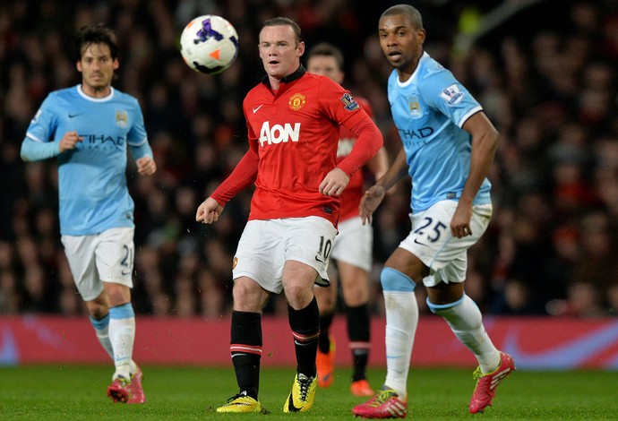 Rooney e Fernandinho, Manchester United x Manchester City (Foto: AFP)