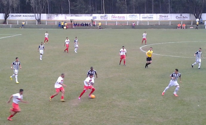 Itaporã e Estrela do Norte jogando no estádio Chavinha pela Série D (Foto: Marcos Ribeiro/TV Morena)