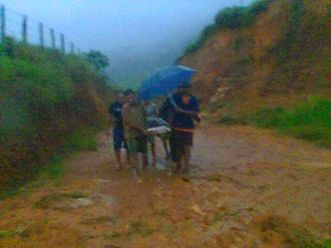Resgate de vítima após rompimento de barragem (Foto: Anderson Silva de Siqueira)