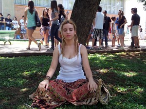 Enem 2013 - Piracicaba - Ana Maria Casaque, de 16 anos, que quer cursar faculdade de moda, meditou antes da maratona de provas neste sábado (26) (Foto: Fernanda Zanetti/G1)