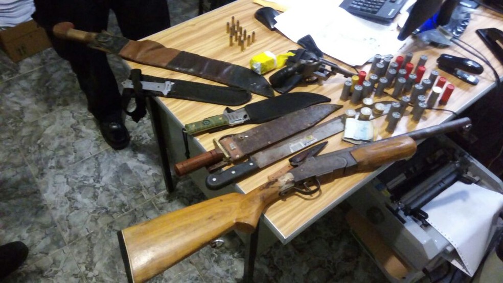 Polícia prendeu 12 pessoas e apreendeu armas, munição e drogas  (Foto: Delegacia de Canindé/ Divulgação)