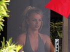 De top, Britney Spears é flagrada com a barriga à mostra