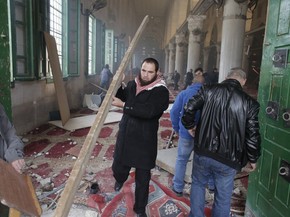 Palestinos recolhem entulhos e limpam o interior da mesquita Al-Aqsa após conflito com policiais israelenses (Foto: AFP Photo/Ahmad Gharabli) Palestinos recolhem entulhos e limpam o interior da mesquita Al-Aqsa após conflito com policiais israelenses (Foto: AFP Photo/Ahmad Gharabli)