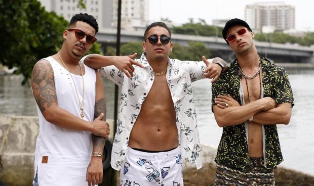 Rio Santana, MC Alandim e Pablo Morais gravam clipe no Rio de Janeiro (Foto: Marcos Ferreira/Brazil News)