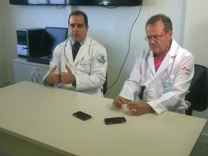 Médicos Manoel Sarno [à esquerda] e Antônio Raimundo de Almeida (Foto: Henrique Mendes / G1)