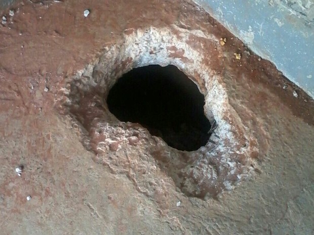 Imagem mostra túnel descoberto nesta sexta-feira (20) sob o pavilhão B  (Foto: G1/RN)