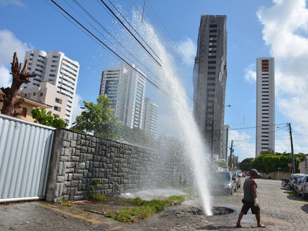 Vazamento de água deixou bairros de Tambauzinho e Expedicionários sem água em João Pessoa. (Foto: Walter Paparazzo/G1)