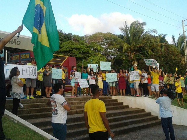 Ato em defesa da Lava Jato ocorreu em frente a Assembleia Legislativa do Maranhão em São Luís (MA) (Foto: Alex Barbosa/TV Mirante)