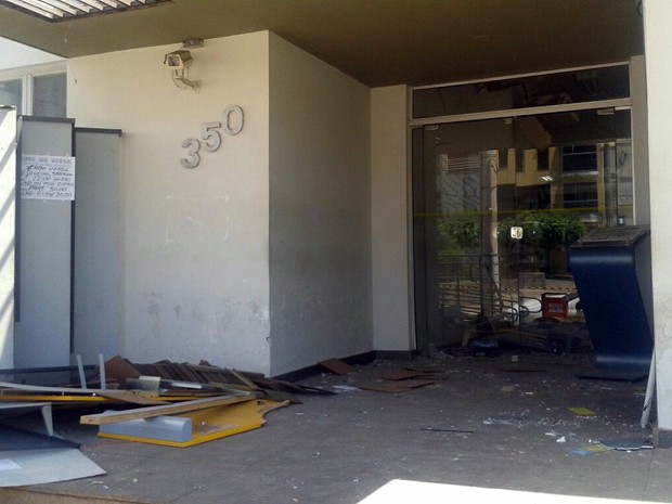 Em uma das agências, o dinheiro de pelo menos dois caixas explodidos foi roubado (Foto: Thiago Luz/ EPTV)