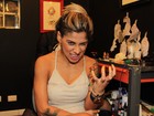 Ex-BBB Vanessa Mesquita faz nova tatuagem e posa de shortinho 