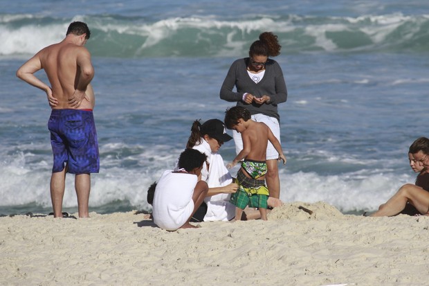 Ivete Sangalo com o filho na praia (Foto: Dilson Silva / AgNews)