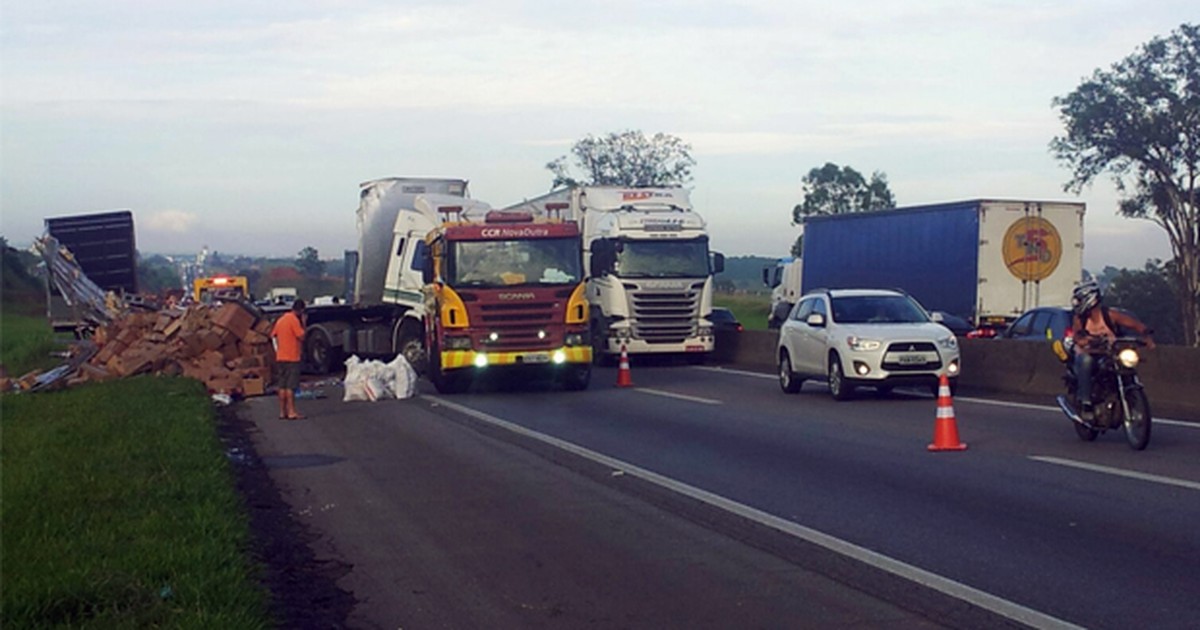 G Tombamento De Carreta Provoca Lentid O Na Dutra Em Ca Apava Sp