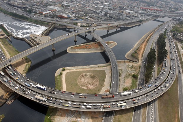 Vista aérea da junção do Rio Tietê com o Rio Pinheiros, na altura do Cebolão, zona oeste da capital paulista. (Foto: Ayrton Vignola/Estadão Conteúdo)