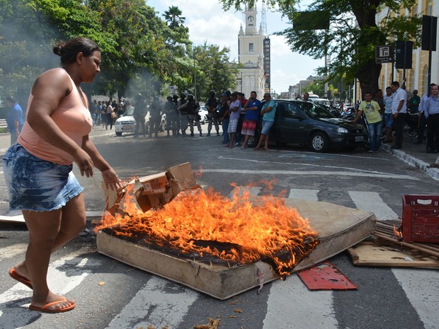 Manifestantes queimaram colchões, móveis velhos e papéis durante protesto em João Pessoa (Foto: Walter Paparazzo/G1) Manifestantes queimaram colchões, móveis velhos e papéis durante protesto em João Pessoa (Foto: Walter Paparazzo/G1)