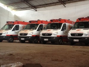 Ambulâncias do Samu estão guardadas em um galpão alugado pela prefeitura de Macapá (Foto: Abinoan Santiago/G1)