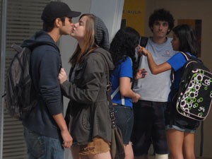 Dinho vê beijo de Lia e Gil e fica bolado (Foto: Malhação / Tv Globo)