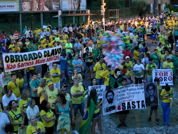 Cartazes no protesto em CuiabÃ¡ continham reivindicaÃ§Ãµes variadas. (Foto: Carlos Palmeira / G1)