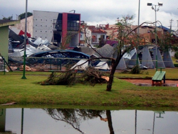 Vendaval deste domingo (22) deixou rastro de destruição em Taquarituba (Foto: Eros Alonso/Taquary News)
