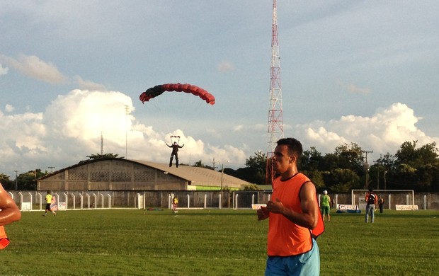 Paraquedistas aterrisam em campo antes da bola rolar entre Ariquemes e Ji-Paraná (Foto: Eliete Marques)