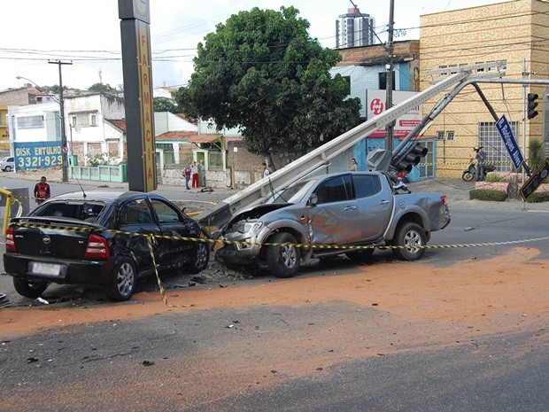 G Acidente Entre Carros Deixa Duas Pessoas Feridas Em Campina Grande