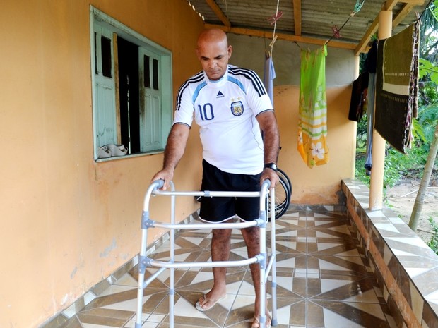 Ibernon de Souza caminha com a ajuda de um andador e se esforça para vencer a doença (Foto: Genival Moura/G1)