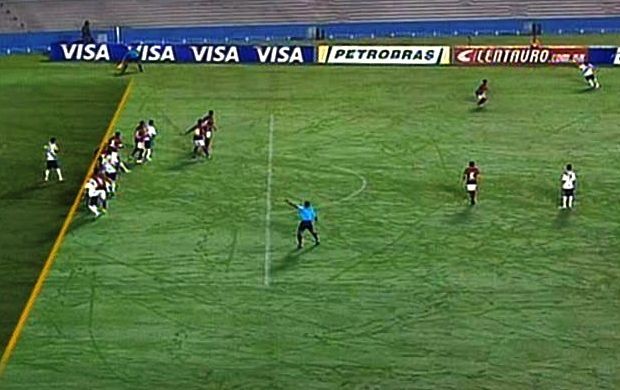 Tira-teima mostra Ferron em impedimento no lance do gol da Ponte Preta (Foto: Reprodução / SporTV)