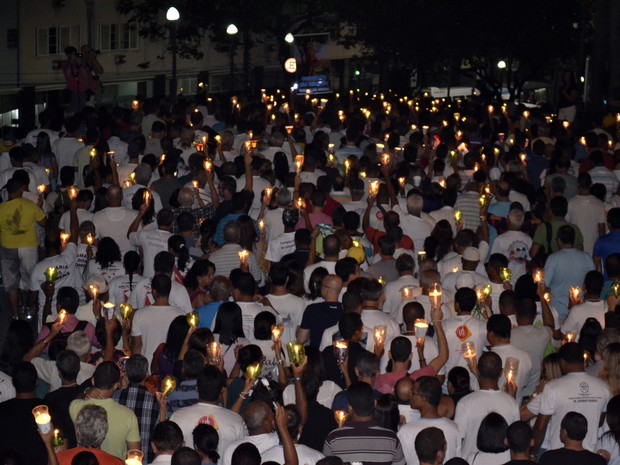 Romeiros lotaram as avenidas com velas acessas Festa da Penha Espírito Santo (Foto: Viviane Machado/ G1 ES)