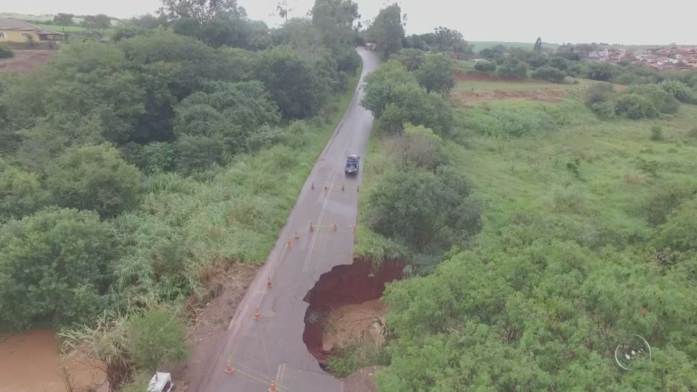 Cratera abriu em rodovia de Taquarituba após forte chuva (Foto: Reprodução/TV TEM)