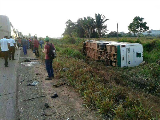 Duas pessoas morreram e nove ficaram feridas em acidente envolvendo ônibus e carro de passeio na BR-364, em RO (Foto: Willian Ferreira da Silva/Arquivo pessoal)