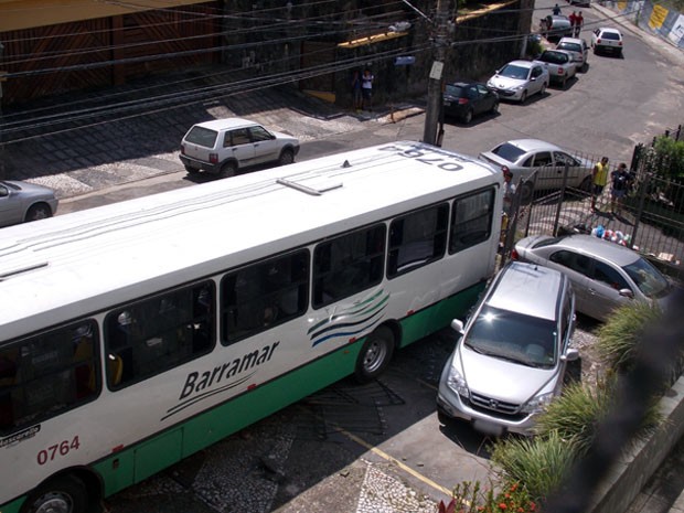 G1 Ônibus desgovernado desce ladeira e atinge garagens em Salvador