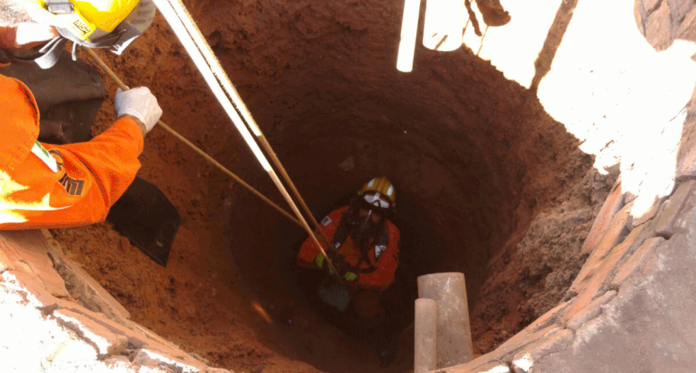 Bombeiros desceram a uma profundidade de 20 m para resgatar jovem que caiu em cisterna  (Foto: Corpo de Bombeiros/Divulgação)