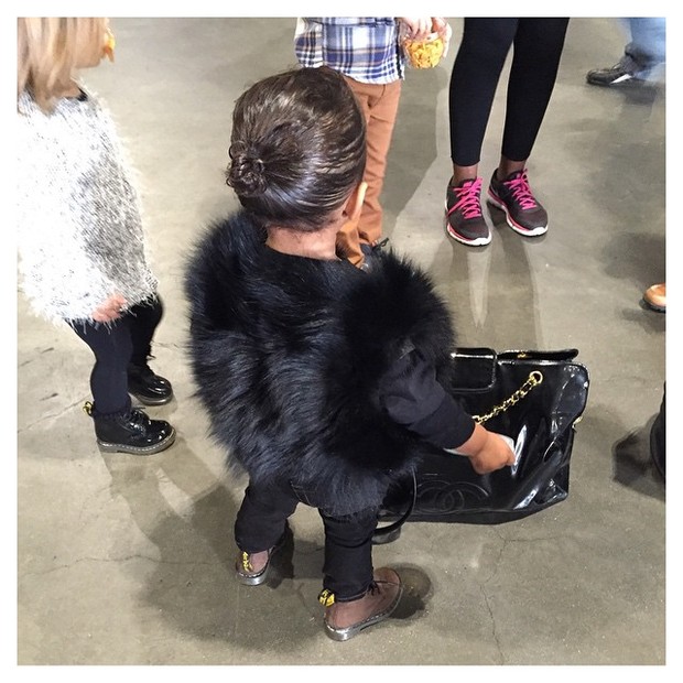 North West, filha Kim Kardashian e Kanye West, posa estilosa (Foto: Instagram/ Reprodução)