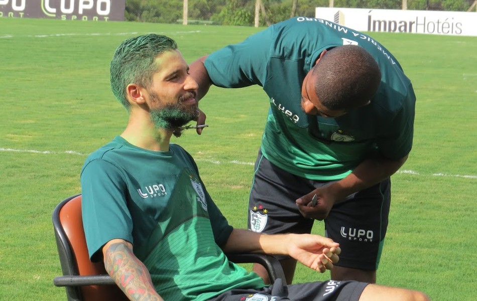 Henrique Santos corta a barba de Tony antes do treino do América-MG