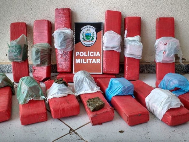 G Homem Preso Transportando Kg De Maconha Em Balde De Lixo Na