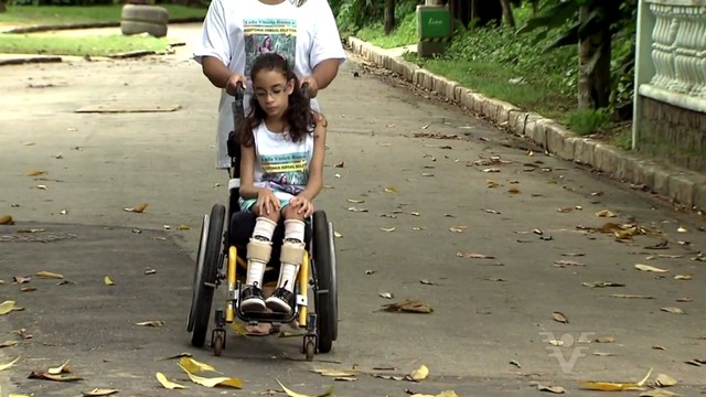 A menina Laila caminha com a ajuda da mãe (Foto: Reprodução/TV Tribuna)
