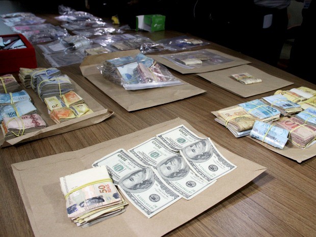 Mais de R$ 63 mil, cartões de crédito e veículos de luxo foram apreendidos com quadrilha (Foto: Jamile Alves/G1 AM)