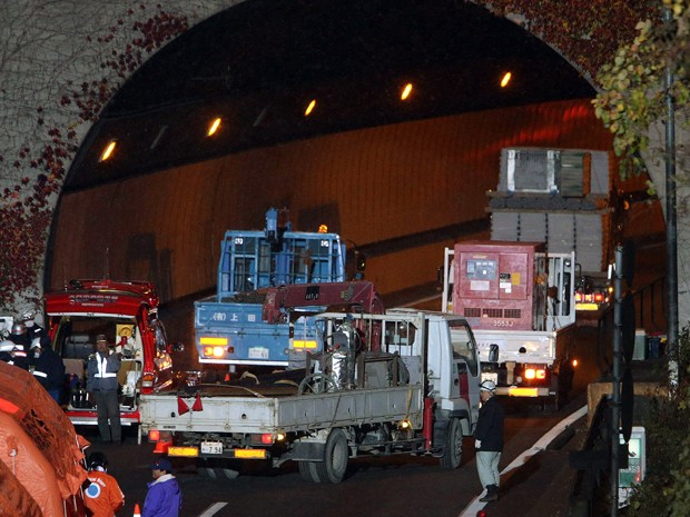 Equipes de resgate continuam trabalhos em túnel no Japão (Foto: JIJI PRESS / AFP)